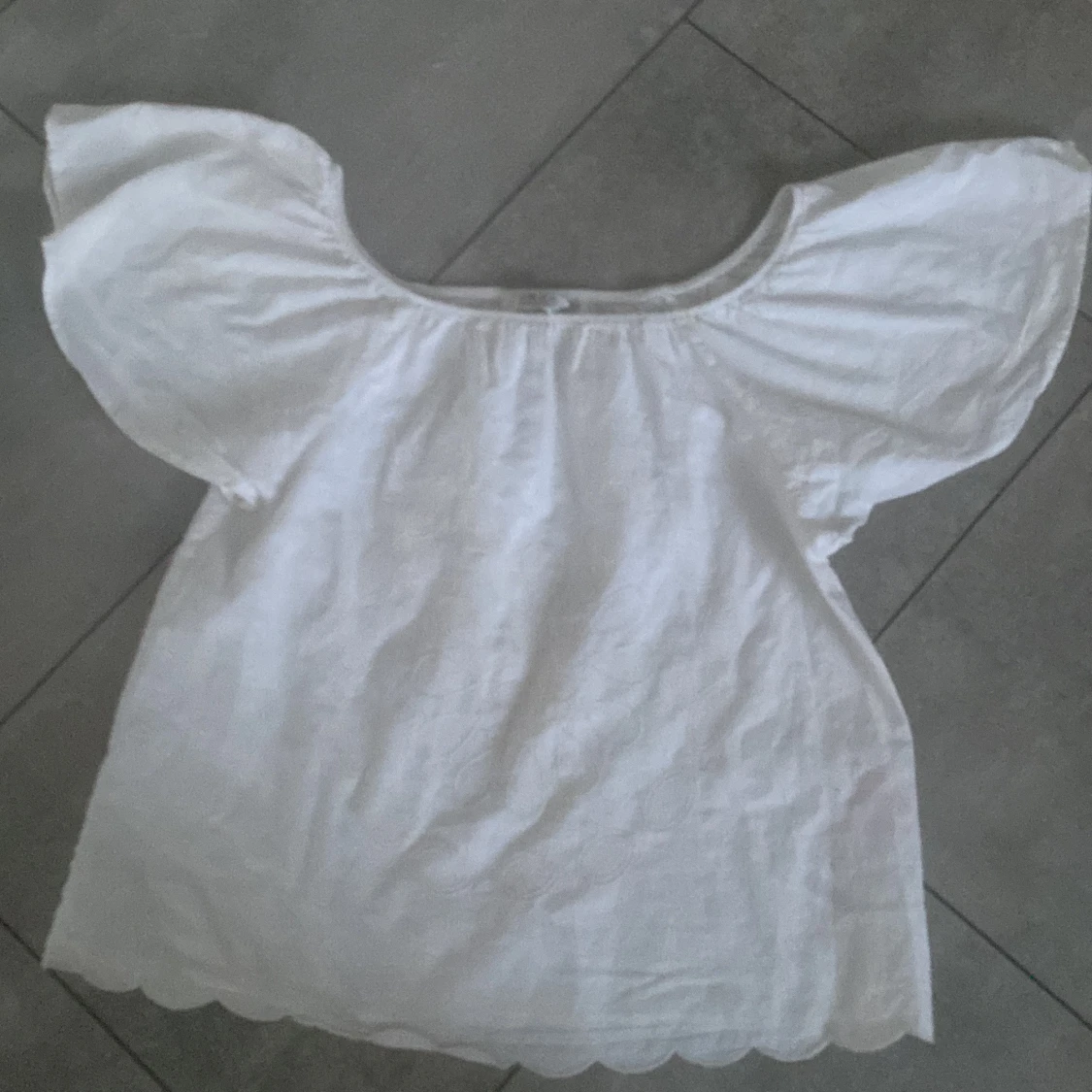 Vit blus med volangärm från LCW Girls