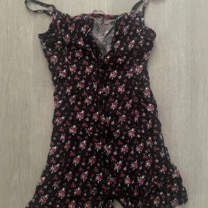 Blommig topp med knappar - xs ❤️❤️