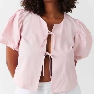 Rosa topp med puffärm - Superfin rosa topp med puffärmar och knyte💕💕