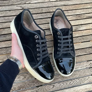 Lanvin skor - Säljer dessa jävligt feta Lanvins. Skorna är i väldigt bra skick förutom en liten buckla på cap toe och slitna innersulor. Inget som syns vid användning. Og: Dustbag samt digitalt kvitto ingår. Storlek: uk10 (44-45) nypris 5000kr