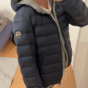 Colmar jacka  - Säljer en mörkblå Colmar jacka som jag inte längre använder. Passar bra för höst och mest för vinter. Pris kan diskuteras vid snabb affär. Litet hål p framsidan som är sytt igen, syns nt när man har på sig den. (passar mig som har s) 💗