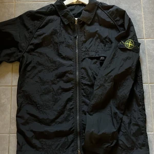 Stone Island vindjacka  - Skön vindjacka nu till våren väldigt bra skick. Inga hål eller annat 