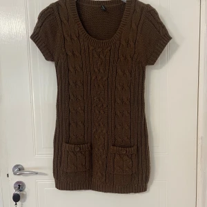 Stickad klänning / lång tröja - Stickad kort klänning som även kan användas som tröja ifall man vill det. Söt, elegant, och även varm vilket gör den helt perfekt för hösten och vintern. Väldigt mysig och sitter fint på kroppen.  