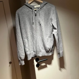 Kashmir tröja  - Nu säljer jag min kashmir tröja helt ny! Den är helt ny utan några defekter eller något bara höra av sig vid frågor och funderingar 