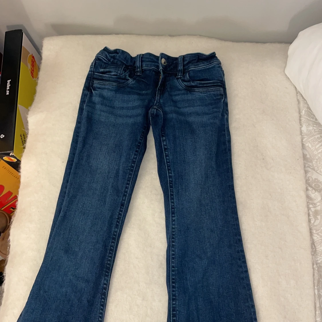 Blå bootcut low rise jeans med normal passform
