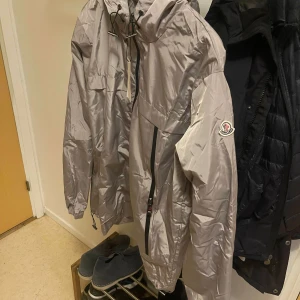 Helt ny vindjacka moncler  - Säljer en helt ny vindjacka med märket moncler, storlek XXL men känns mer som en XL. 