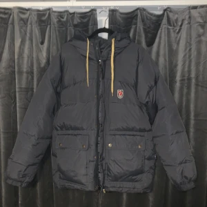 Fjällräven expedition  - Varm och snygg fjällräven expedition.  Inga defekter eller slitage. Skriv vid minsta lilla fundering eller fråga!