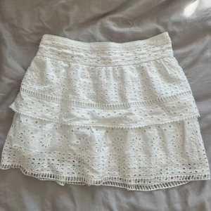 Vit spets kjol med shorts under - Vit spets kjol med shorts under