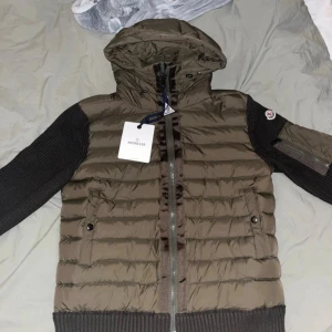 Grön moncler cardigan - Riktigt snygg cardigan från moncler som är helt ny och till ett väldigt bra pris det är dessutom en riktigt fet färg (khaki) som är lite mer sällsynt. Storlek L men passar dig som bär M