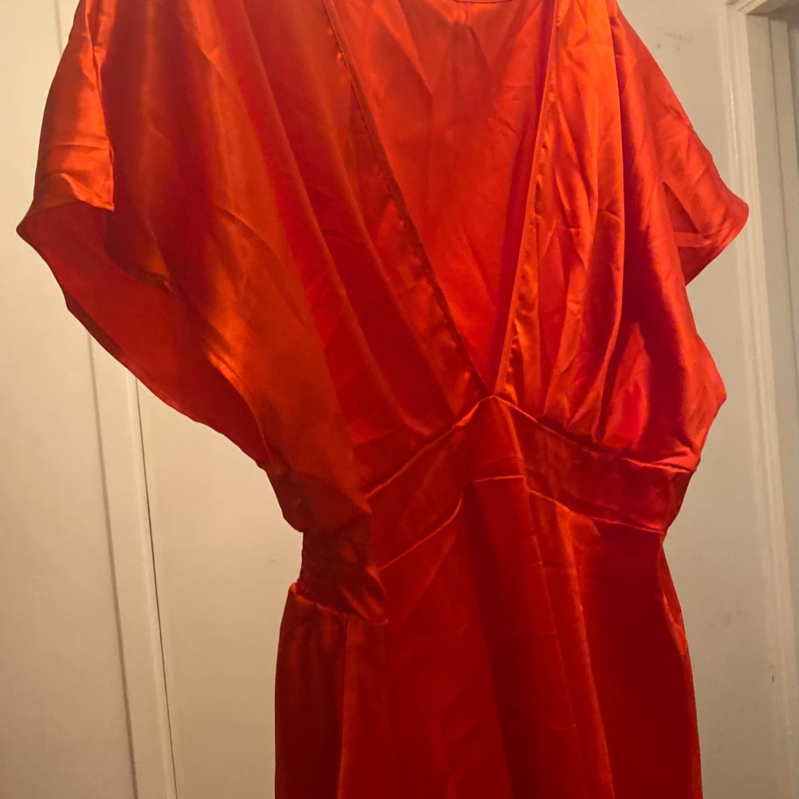 Röd satinklänning med v-ringning toppen  - 3