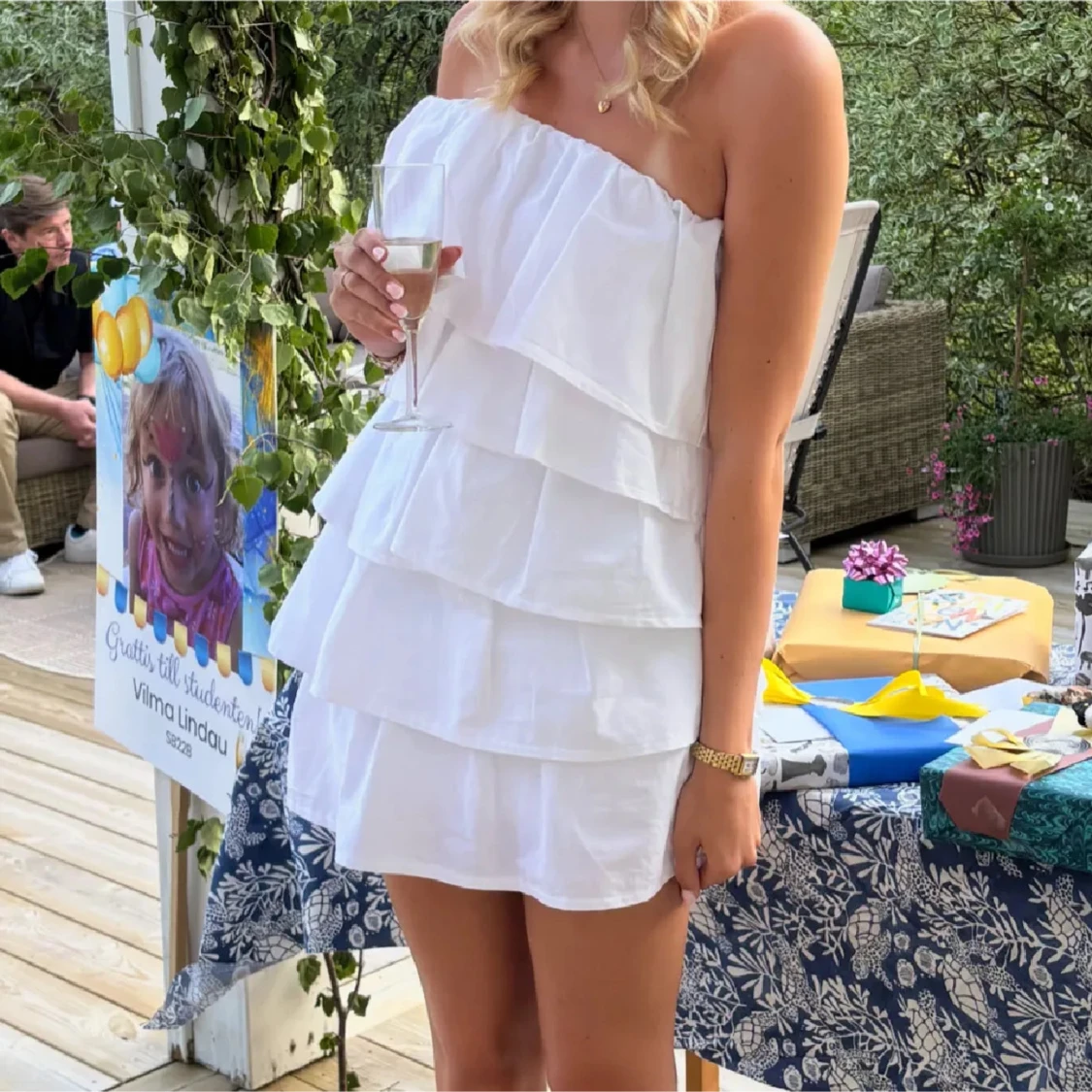 Vit offshoulder volangklänning - 1