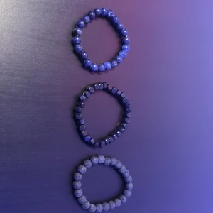 Set med tre blå pärlarmband - Säljer ett set med tre snygga armband. Ett armband har runda, blanka pärlor i äkta lapis , ett har kantiga pärlor med glansig finish och det tredje har matta, porösa pärlor som ger en cool textur. Perfekt för att mixa och matcha till din stil.