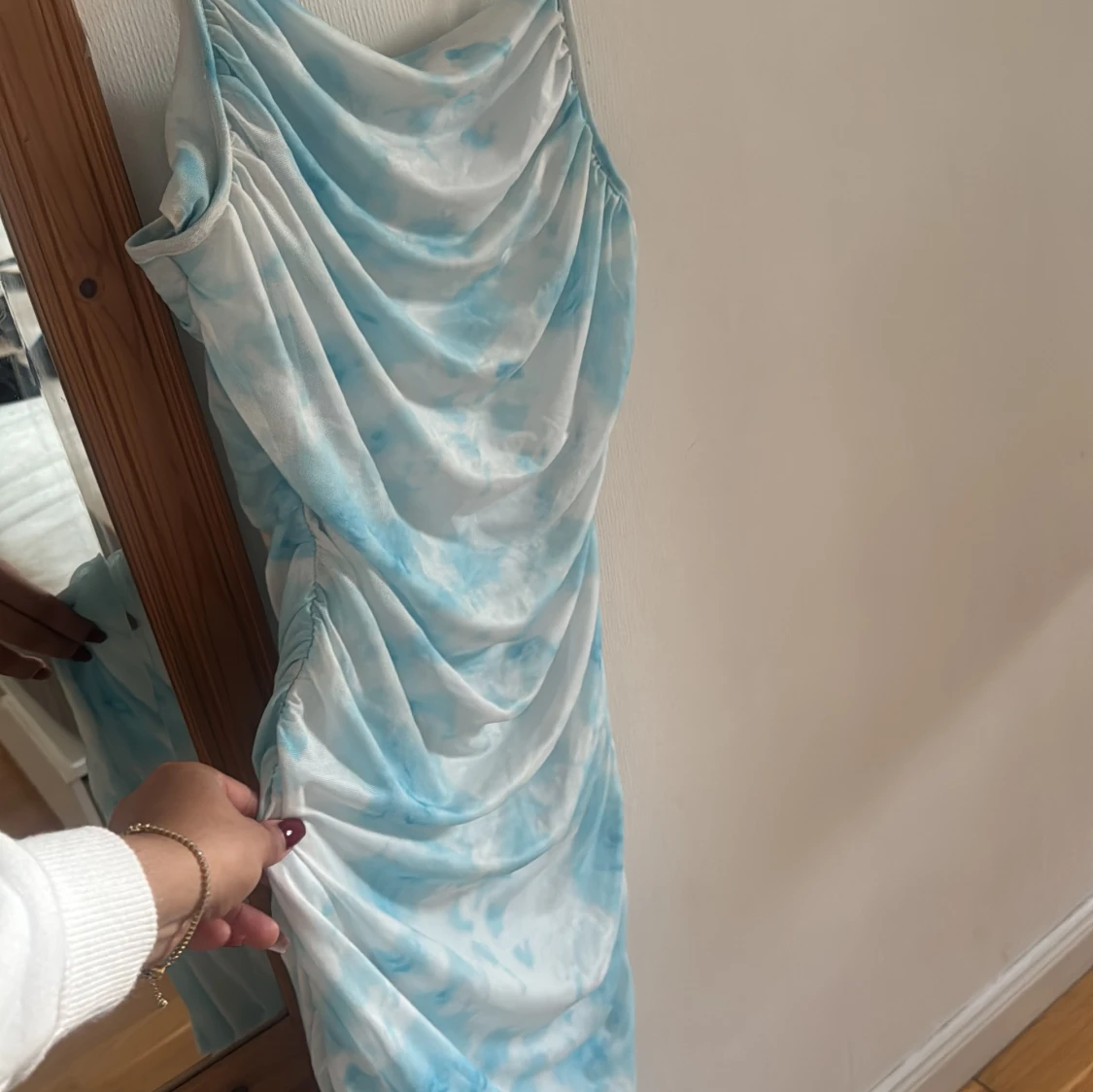 Lång blåvit draperad klänning - 2