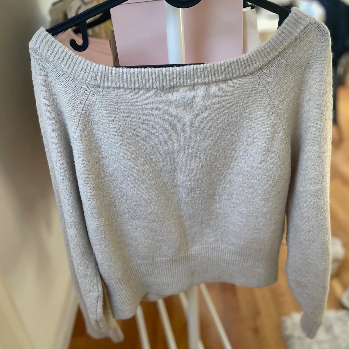 Beige off-shoulder tröja  - 1