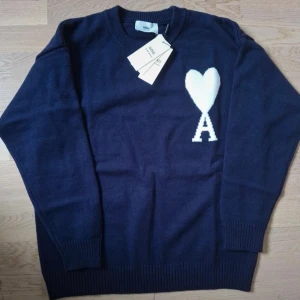 Ami Paris tröja  - Säljer en snygg Ami Paris tröja i storleken S. Den är i helt ny endast testad och annars i väldigt bra skick. Meddela gärna vid intresse 