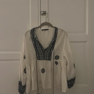 Vit blus med blå broderi från Zara - Säljer min vita sommar blus ifrån Zara som tyvärr inte kommer till användning❤️