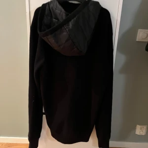 Snygg cardigan jacka med tygärmar - Tja! Säljer nu min feta cardigan som är i ny skick riktigt snygg och sitter bra