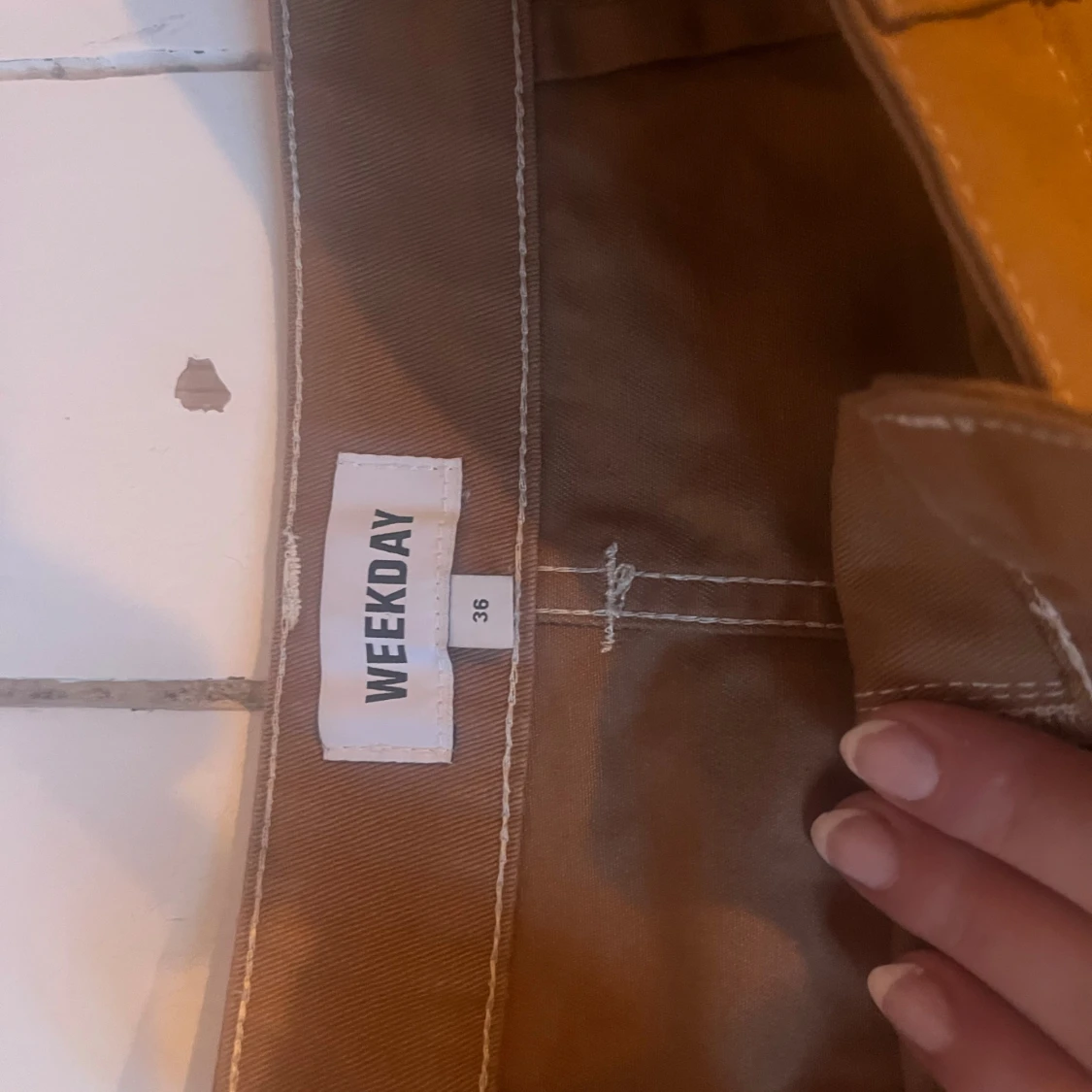Brun kortkjol från Weekday, strl 36