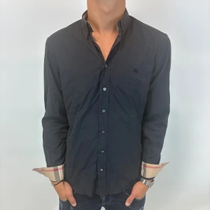 Burberry skjorta svart  - Tjena! Säljer en burberry skjorta i bra skick! Nypris 5000+ kronor, mitt pris 999 kronor! Skjortan är i storlek M.                                                             Hör av dig vid intresse! 