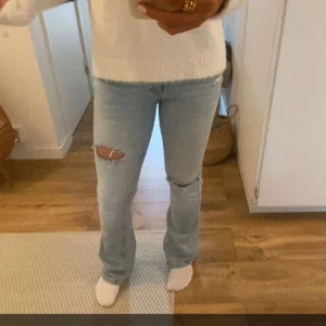 Jeans med hål - Från hm barn, passar mig som brukar ha storlek 24/30. Gjort hålen själv