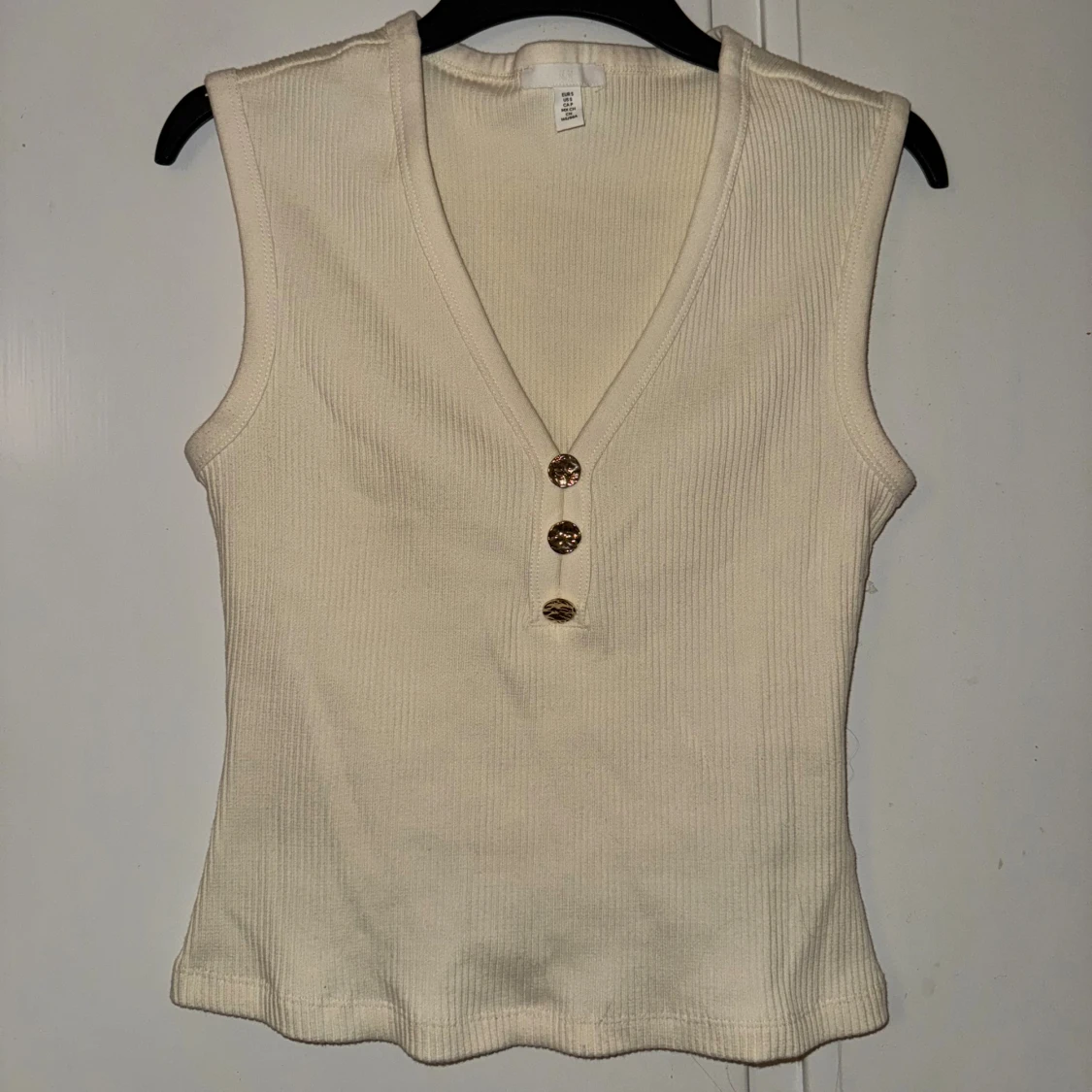 Ribbad vit linnetopp med knappar - 1