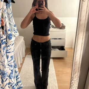 Lee Jessica svarta jeans bootcut - Säljer ett par svarta Lee Jessica jeans med bootcut och klassisk femficksdesign. Jeansen har låg midja. Nästan helt oanvända. 