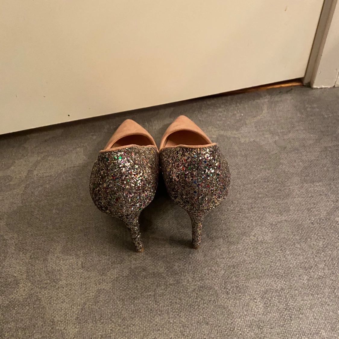 Glittriga pumps med spetsig tå - 1