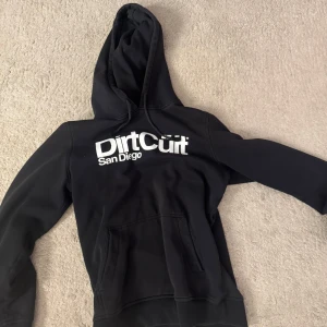 Svart hoodie från Dirt Cult -  köpt här på plick, säljer då jag blev lurad av en säljare. Var ute efter Xs men fick M. Skriv vid frågor. Män och kvinnor. 