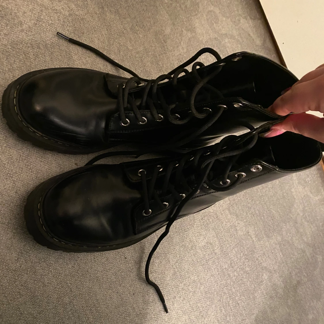 Svarta boots med snörning och grov sula - 4