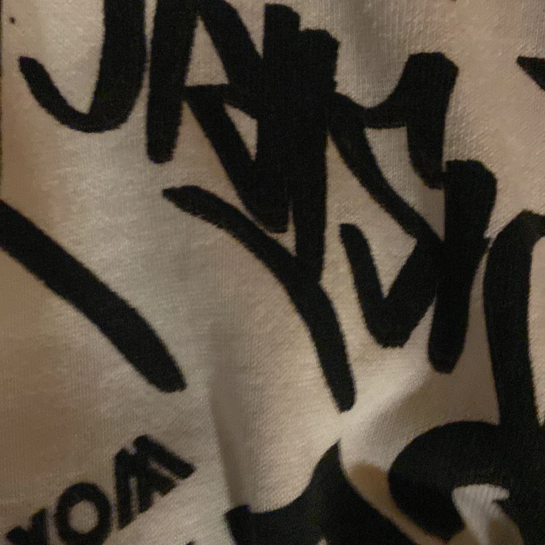 Vit och svart hoodie med graffiti från WOXO - 4