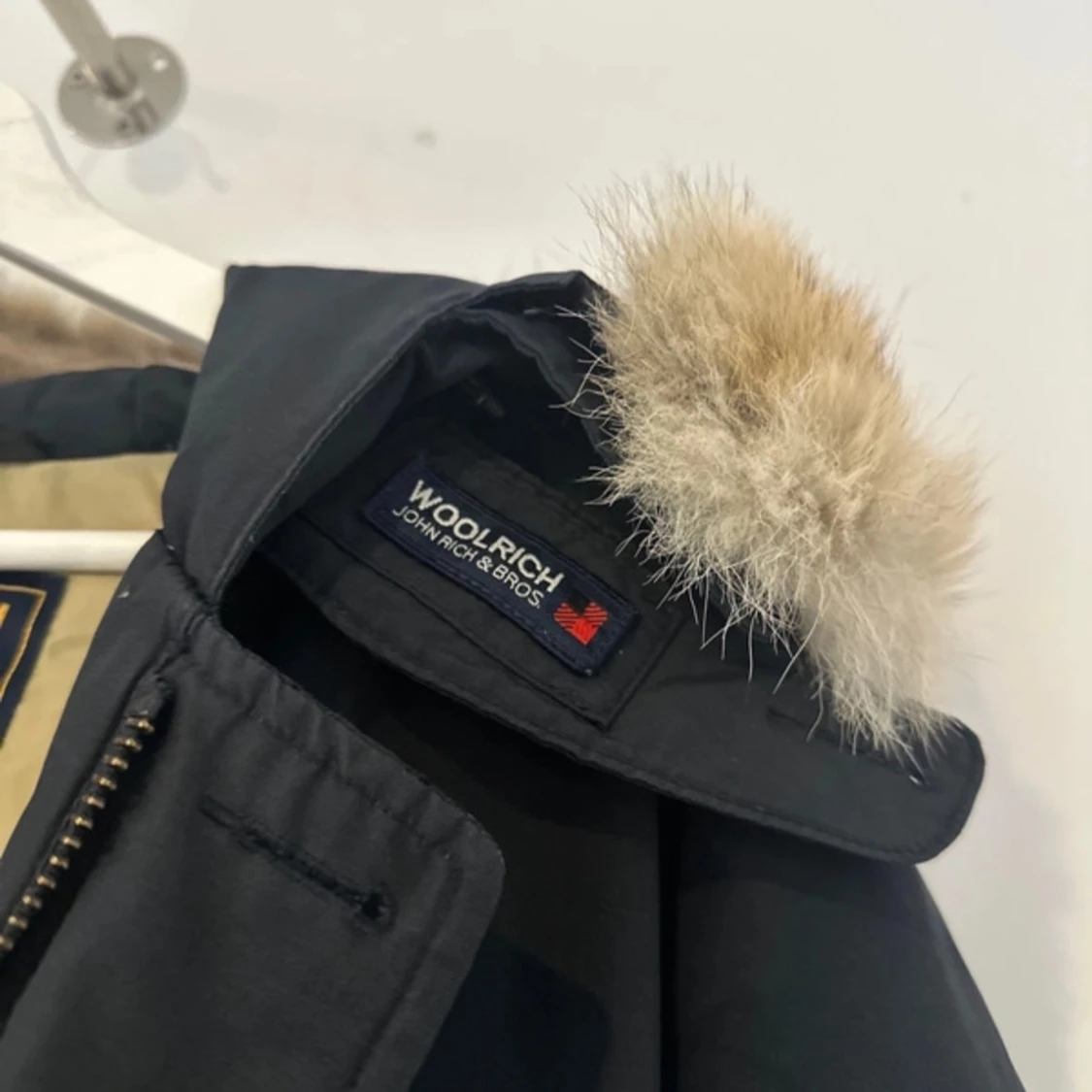 Svart parkas från Woolrich med fuskpäls - 4