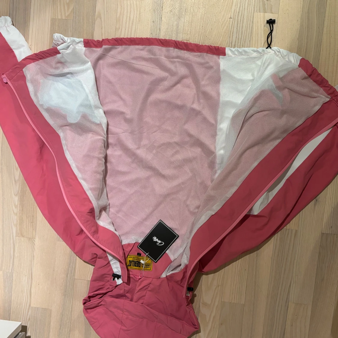 Rosa och vit vindjacka från Carve - 2