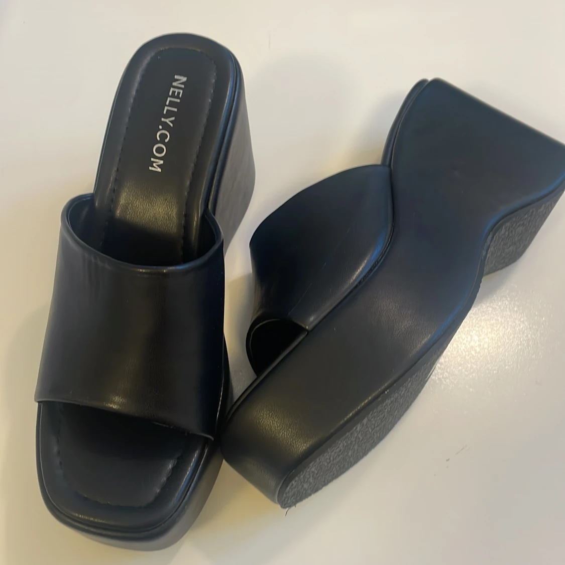 Svarta platåsandaler från Nelly - 2