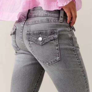 Gråa bootcut jeans från GinaTricot  - Snygga grå jeans med bootcut-modell och fickor med lock och knapp bak. Jeansen har låg midja och är tillverkade i stretchigt jeanstyg för en bekväm passform. Perfekta för hösten. Slutsålda. Använda en gång. Passar mig som vanligtvis har 32 eller 34.