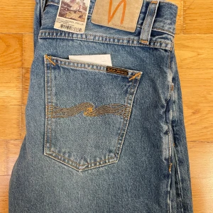 Nudie Jeans herr - Hej! Säljer ett par oanvända nudiejeans i nyskick! Storlek: 30/32 Modell: Gritty Jackson Skriv om du har någon fråga!