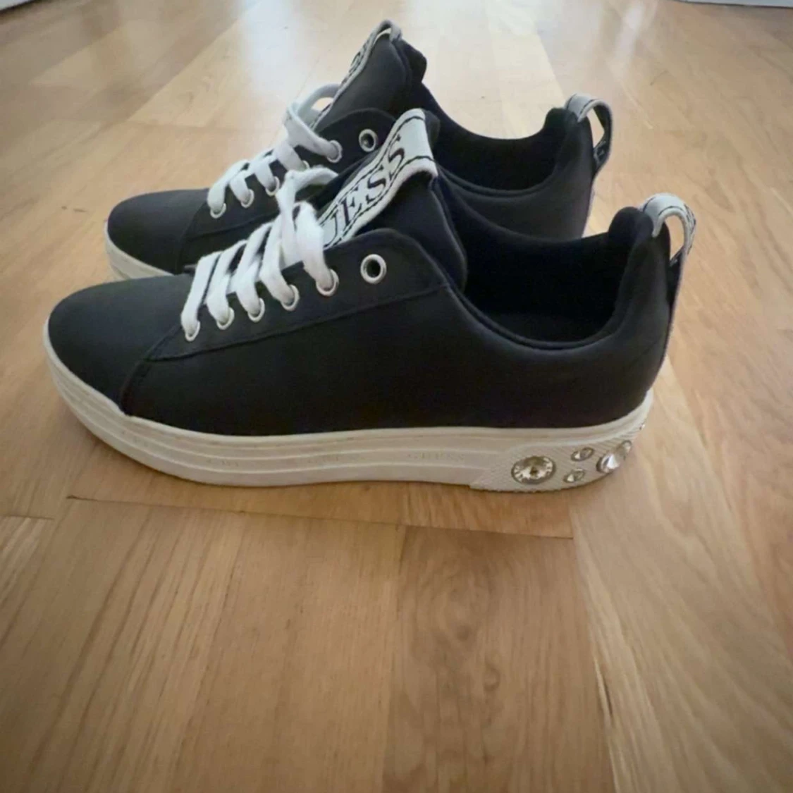 Svarta sneakers från Guess med strass