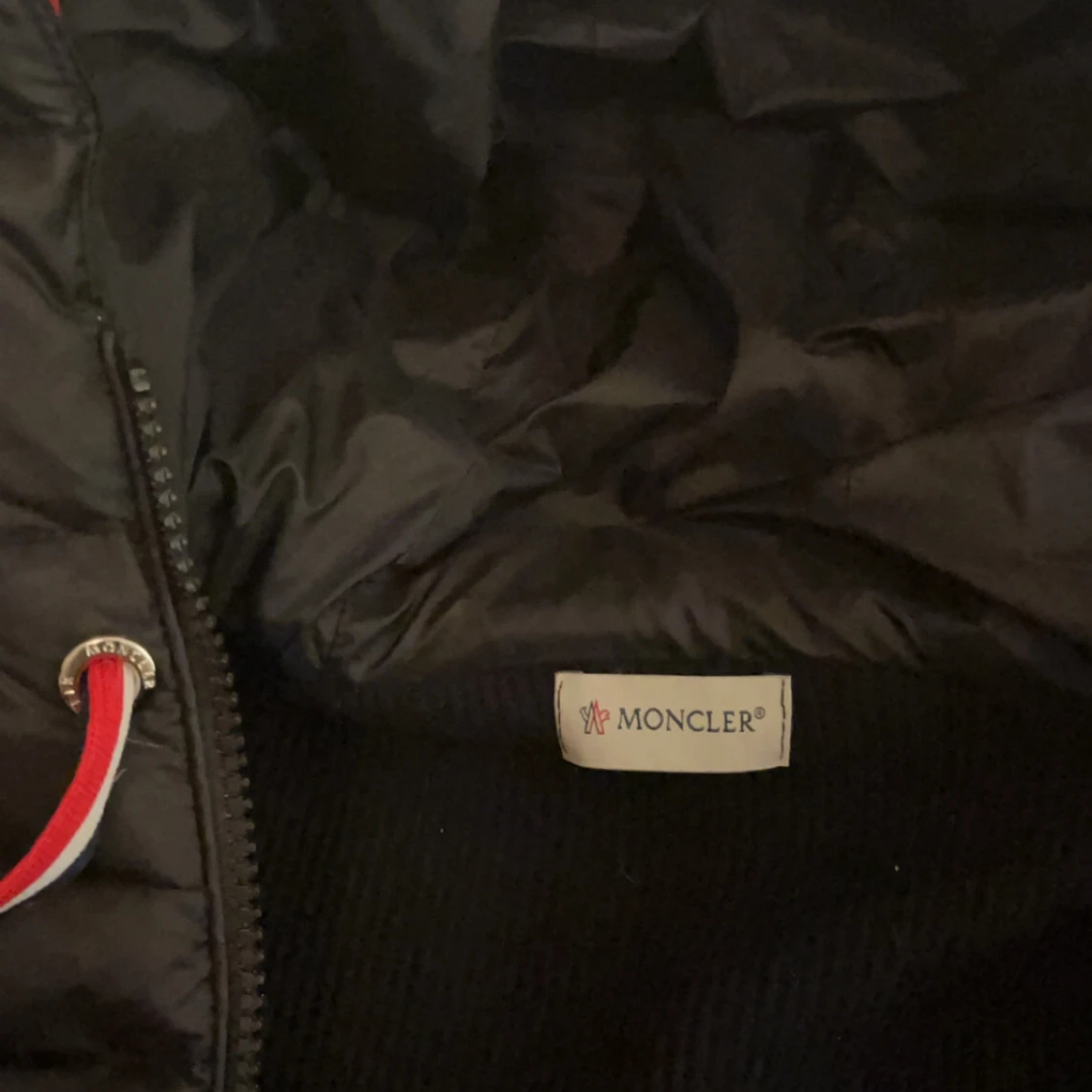 Svart Moncler dunjacka med huva - 4