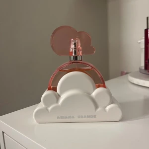 Ariana Grande - Pink Cloud - Snygg parfym från Ariana Grande i unik molnformad flaska, 100ml. Ca 90% kvar, nypris 895kr🩷
