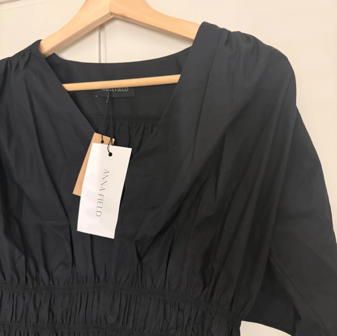 Svart blus med v-ringning från Anna Field - 2
