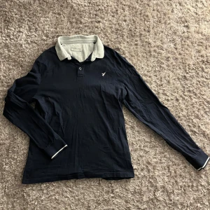 Långärmad pikétröja, Pier One - Snygg mörkblå långärmad pikétröja från Pier One med vit krage och li brodyr på bröstet. Hör av dig vid frågor eller prisförslag🙌