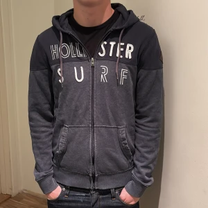 Hollister zip hoodie  - Säljer denna riktigt feta zip hoodien från hollister. Bara att höra av är om ni undrar något 🙌🤝