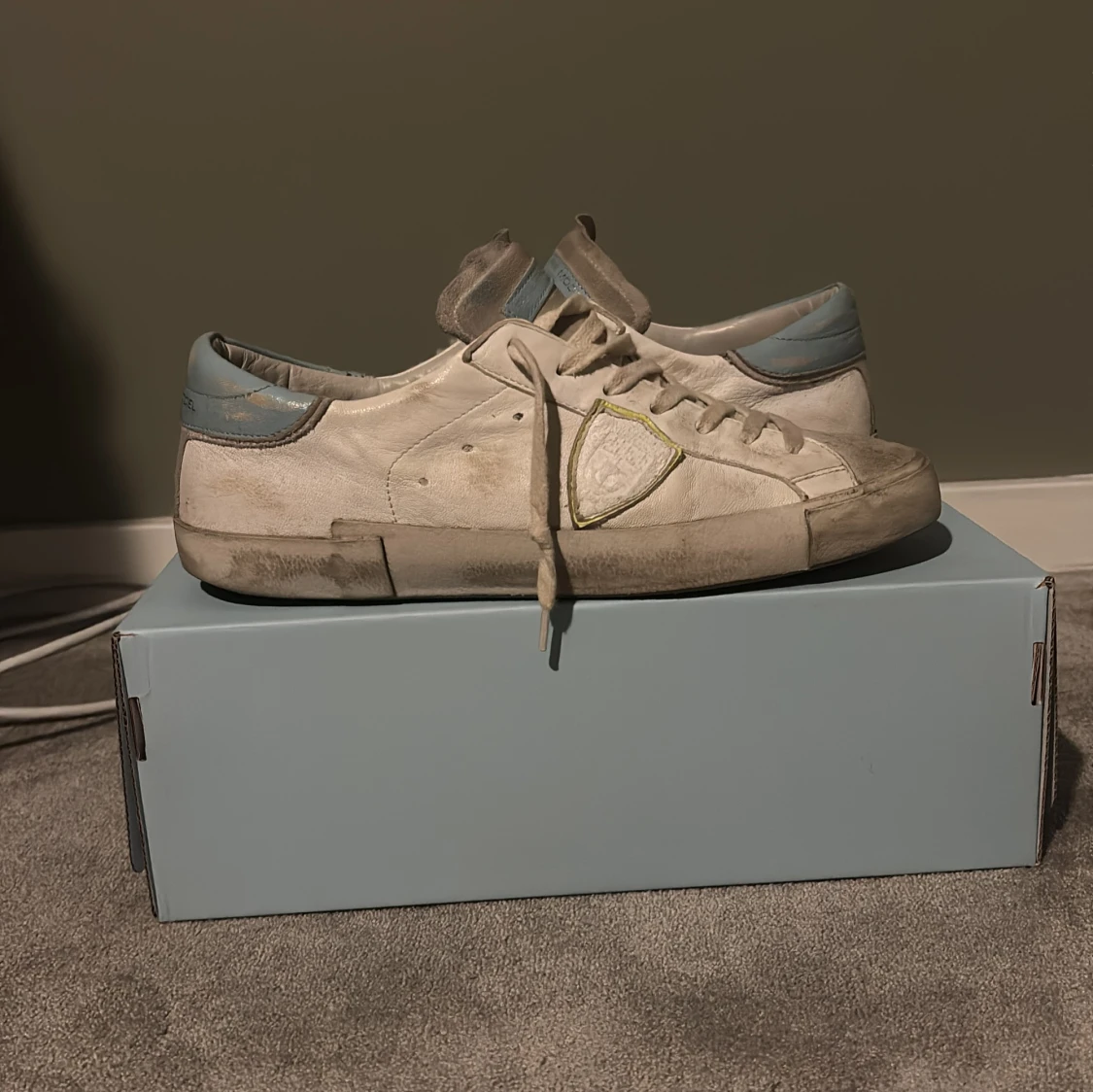 Vita sneakers med ljusblå detaljer