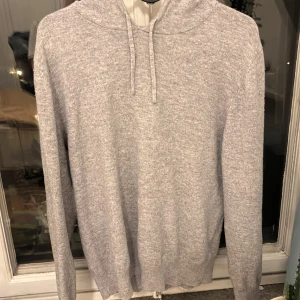 Grå kashmir hoodie från Sayles - Säljer en Kashmir hoodie från sayless i storlek S. Den har inga skador och är i ett bra skick med inga skador 