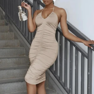 Beige klänning - Supersnygg beige klänning, helt oanvänd. Kan mötas upp. Köparen står för frakt🥰