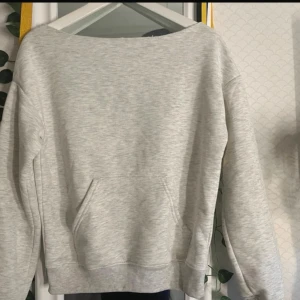 Ljusgrå sweatshirt från Gina Tricot - Jätte mysig off shoulder sweatshirt från Gina 14+. Säljer då den tyvärr inte passar mig!! I storlek 158 men passar både Xs och S. 💕 I helt nyskick, används 1 gång innan då jag bara testade den. Fortfarande jätte mjukt material inuti.