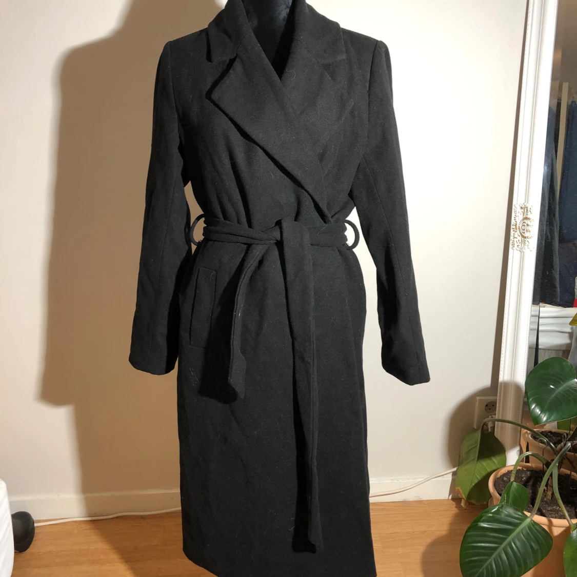 Svart kappa från Bik Bok i ullmix