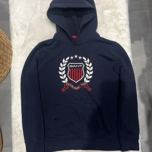 Marinblå hoodie från Gant - Snygg hoodie från gant. Väldigt bra skick. Inga defekter. Används få gånger. Strl xs. Fraktar samma dag!
