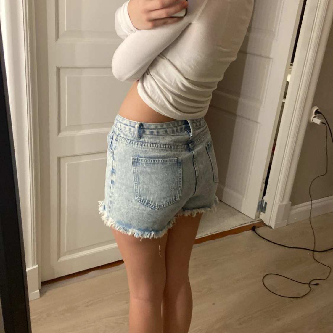 Ljusblå denimshorts med fransig kant - 1