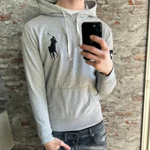 Ralph Lauren Hoodie - Mycket fint skick, fläckig på armslutet, kolla sista bilden. Storlek S passar dig som är mellan 175-185cm ungefär. Nypris ca 2000kr. Modellen är 185 cm, 79 kg. Skriv för mer information!🤝