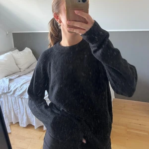 Svart stickad tröja från zara - Mysig svart stickad tröja från Zara. Tröjan är supermysig och stretchig i tyget, den passar till allt😍🙌🏻✨